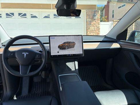 Used 2024 Tesla Model Y 2WD image 5