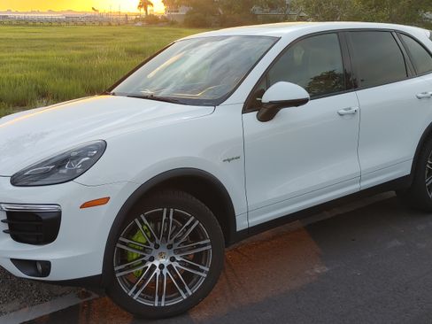 Used 2016 Porsche Cayenne S image 1