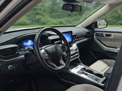 Used 2021 Ford Explorer XLT w/ Equipment Group 202A image 8