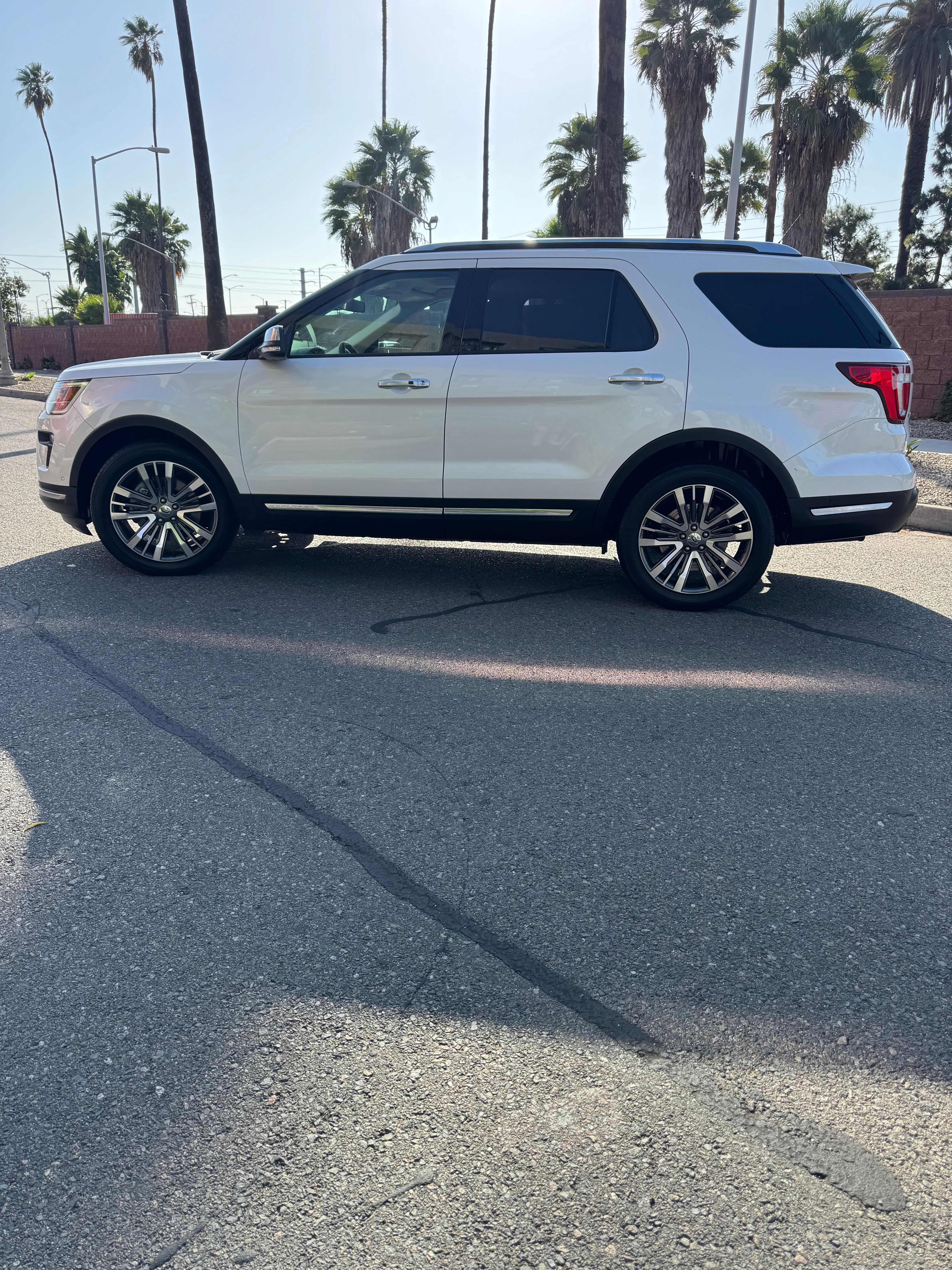 Used 2018 Ford Explorer Platinum AWD/4WD image 2