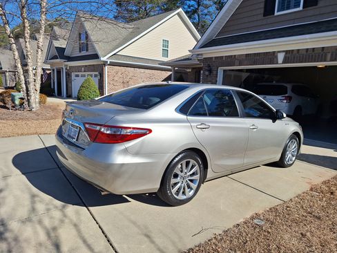 Used 2015 Toyota Camry XLE image 6