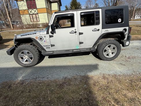 Used 2008 Jeep Wrangler Unlimited Sahara w/ Dual Top Group image 2