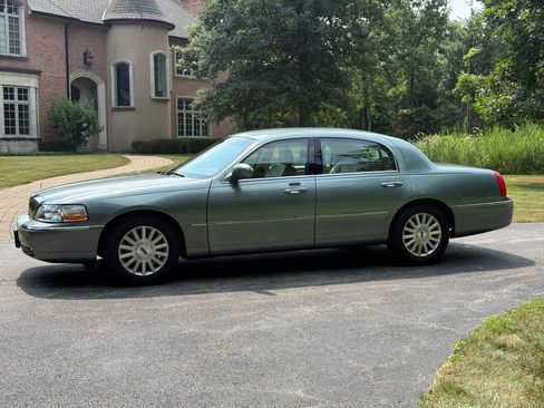 Used 2004 Lincoln Town Car Ultimate RWD image 1