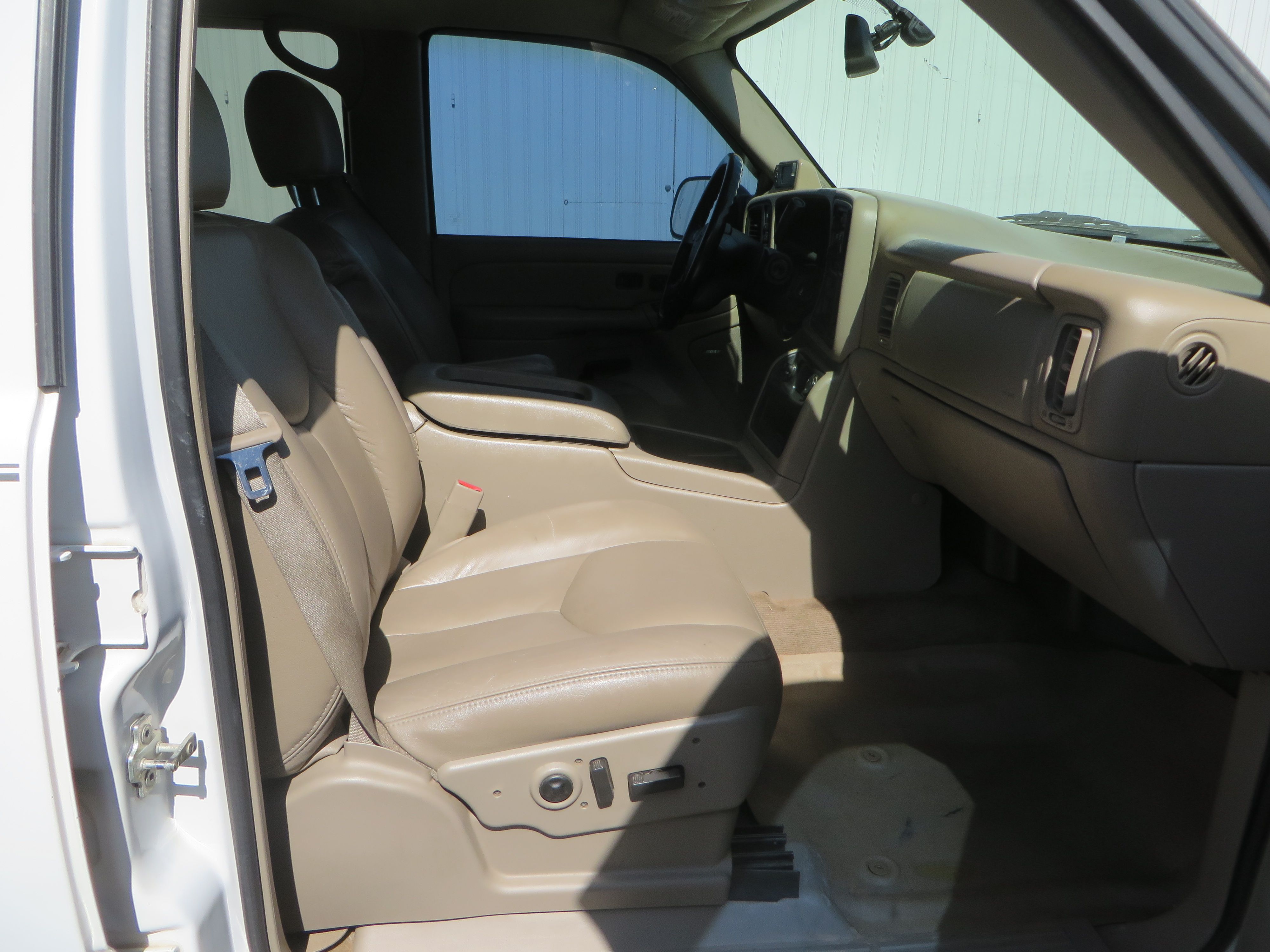 Used 2005 Chevrolet Silverado 2500 LT w/ Heavy-Duty Power Package AWD/4WD image 25