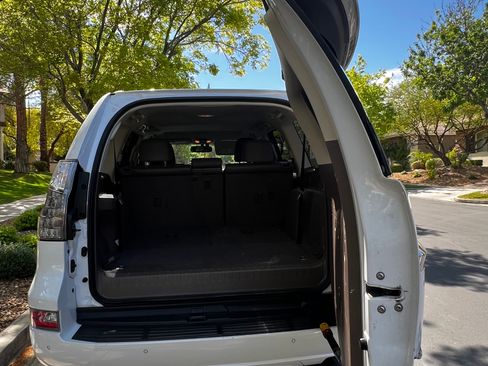 Used 2017 Lexus GX 460 image 11