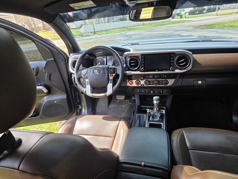 Used 2021 Toyota Tacoma Limited image 21