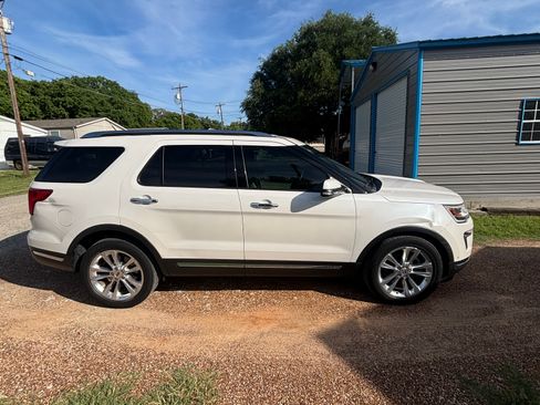 Used 2018 Ford Explorer Limited w/ Equipment Group 301A FWD image 11