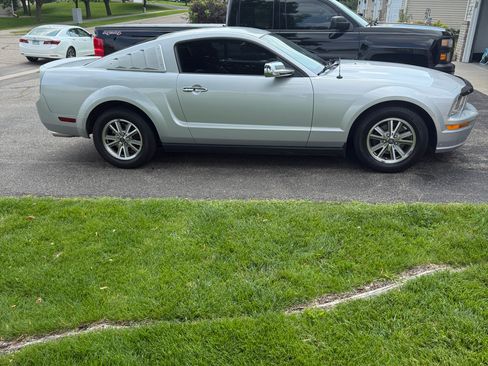 Used 2005 Ford Mustang Premium image 2