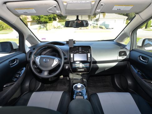 Used 2015 Nissan Leaf SV image 12