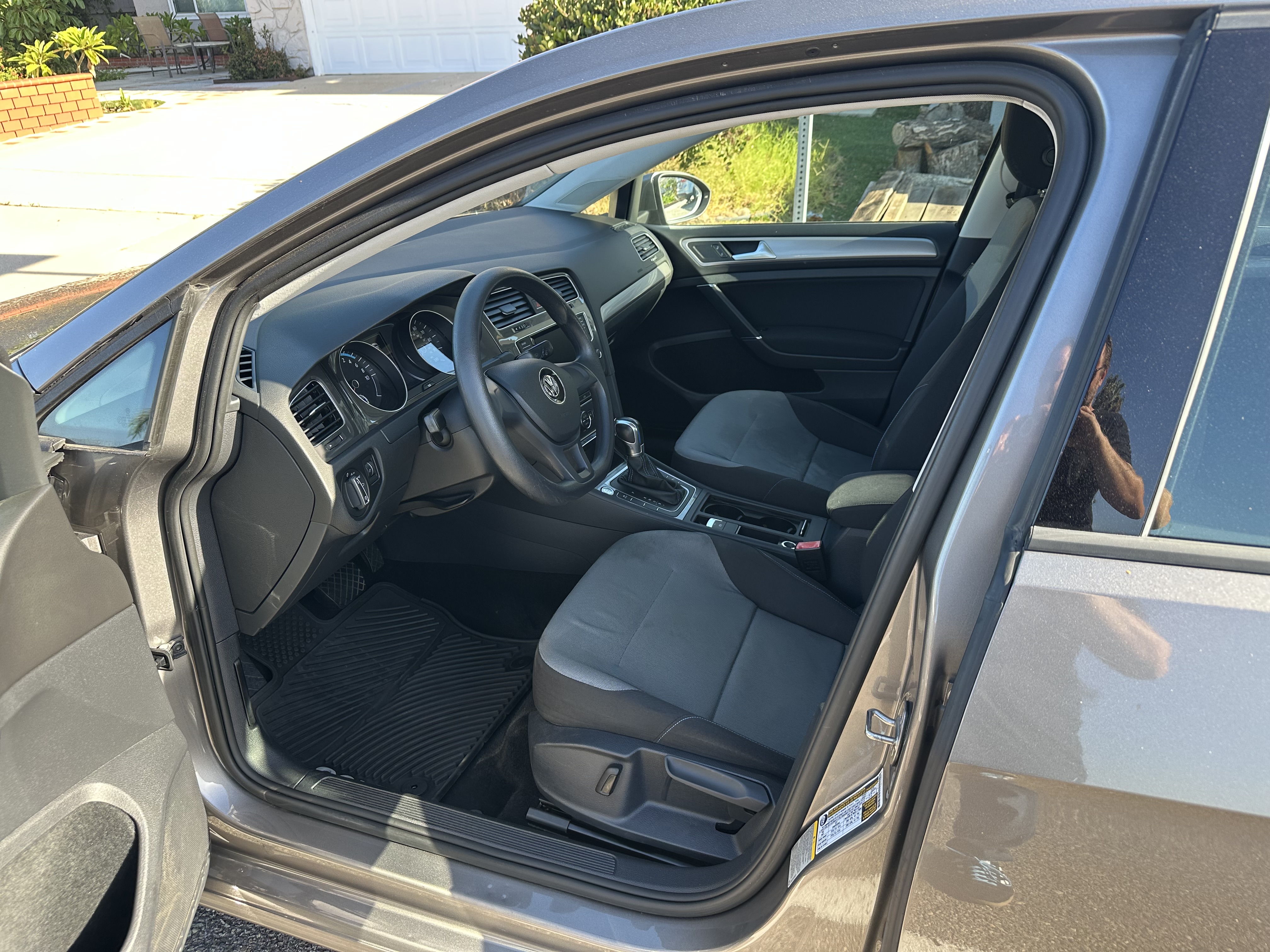 Used 2015 Volkswagen e-Golf Limited Edition FWD image 8