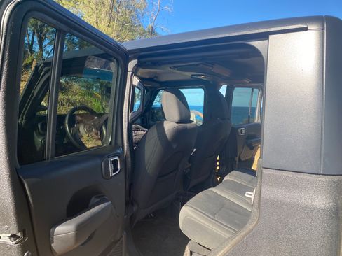 Used 2021 Jeep Gladiator Sport image 12