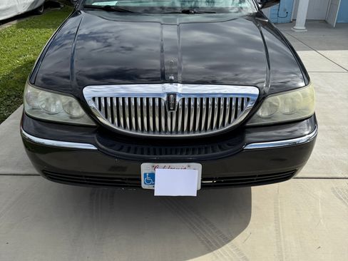 Used 2011 Lincoln Town Car Signature Limited image 1