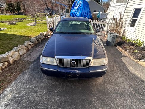 Used 2004 Mercury Grand Marquis GS RWD image 2