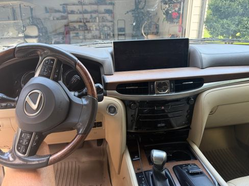 Used 2017 Lexus LX 570 4WD w/ Luxury Package image 5