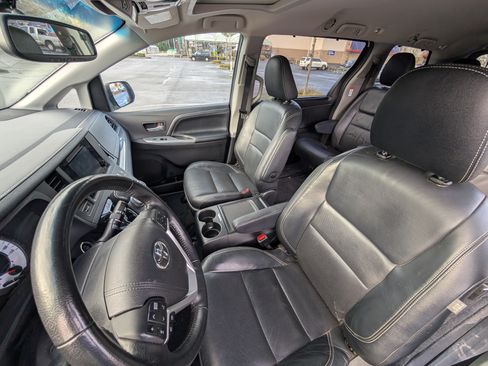 Used 2015 Toyota Sienna SE Premium image 11