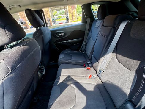 Used 2015 Jeep Cherokee Latitude FWD image 17