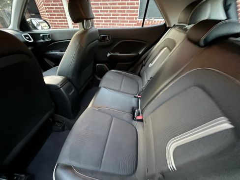 Used 2022 Hyundai Venue Limited FWD image 6