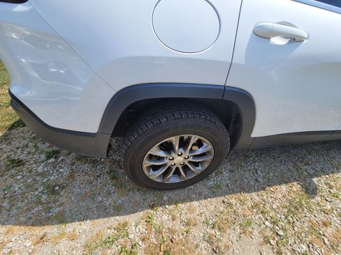 Used 2019 Jeep Cherokee Latitude Plus w/ Cold Weather Group AWD/4WD image 8