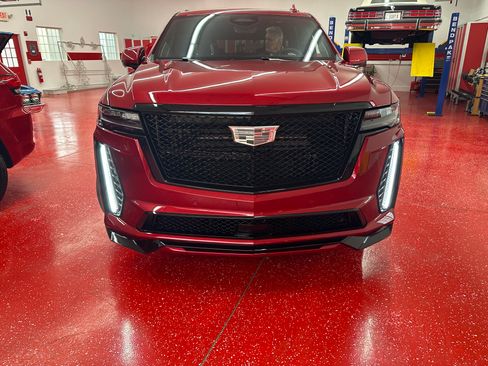 Used 2023 Cadillac Escalade V w/ LPO, ONYX Package image 1