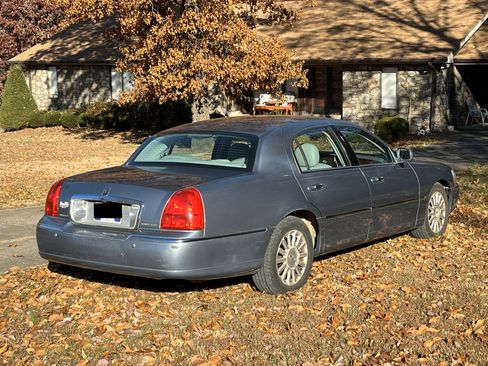 Used 2004 Lincoln Town Car Signature image 9
