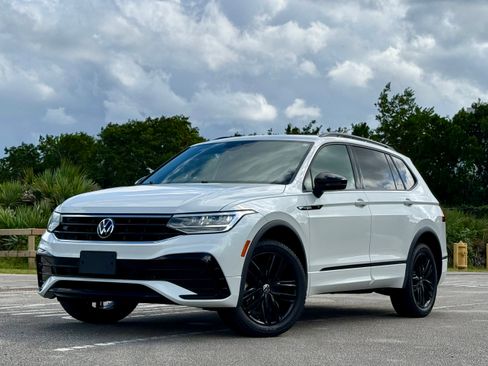 Used 2022 Volkswagen Tiguan SE R-Line image 1