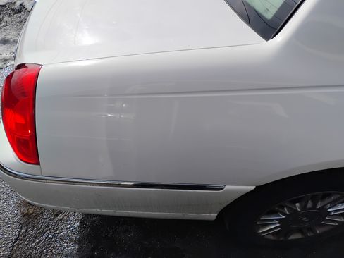 Used 2009 Lincoln Town Car Signature Limited image 13