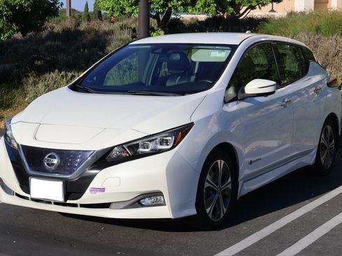 Used 2018 Nissan Leaf SL w/ SL Technology Package FWD image 6