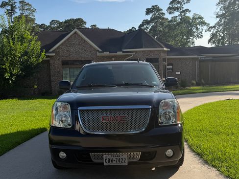 Used 2011 GMC Yukon XL Denali AWD/4WD image 2