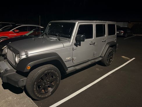 Used 2015 Jeep Wrangler Unlimited Sahara w/ Connectivity Group AWD/4WD image 11