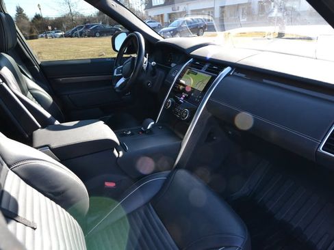 Used 2023 Land Rover Discovery Metropolitan Edition image 4