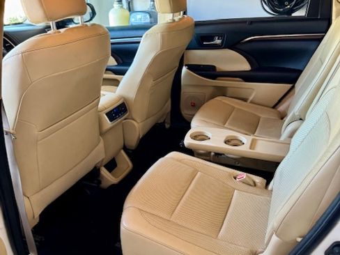 Used 2014 Toyota Highlander Limited image 8