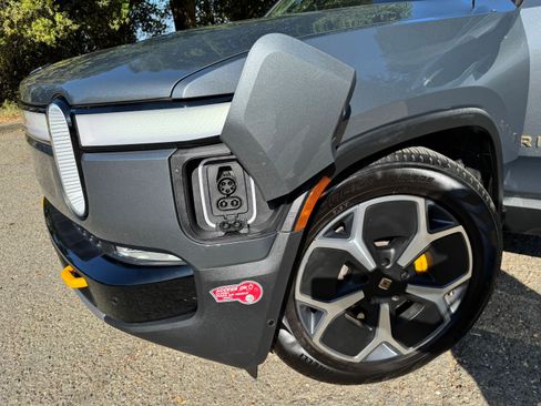 Used 2023 Rivian R1S Adventure image 19