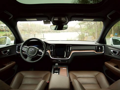 Used 2025 Volvo V60 B5 Cross Country Plus image 13