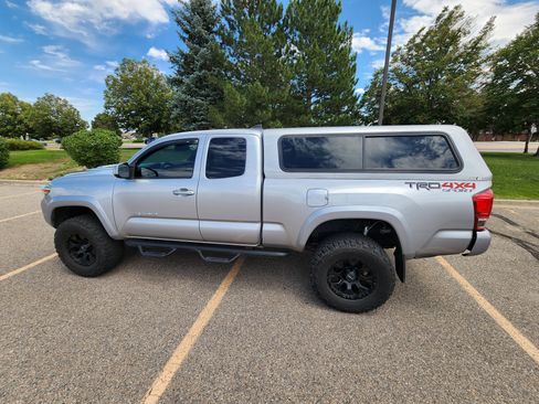 Used 2017 Toyota Tacoma TRD Sport image 2