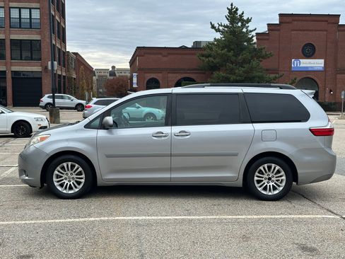 Used 2015 Toyota Sienna XLE image 5