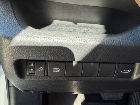 Used 2021 Toyota RAV4 XLE w/ Convenience Package FWD image 15