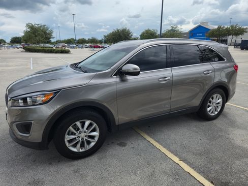 Used 2017 Kia Sorento LX w/ LX Convenience Package image 2