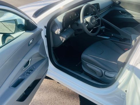 Used 2025 Hyundai Elantra SE image 12