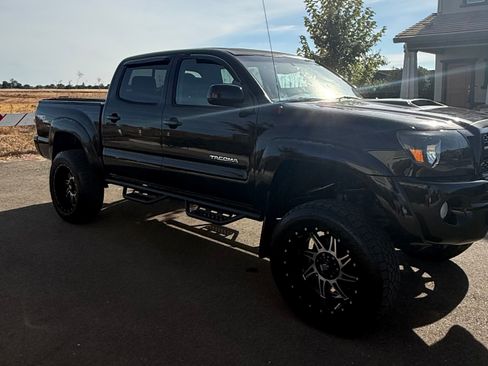 Used 2011 Toyota Tacoma 4x4 Double Cab w/ TRD Sport Pkg image 2