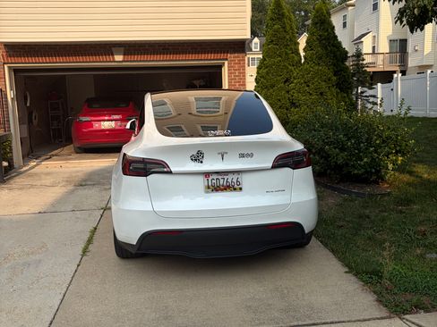 Used 2024 Tesla Model Y Long Range AWD/4WD image 1