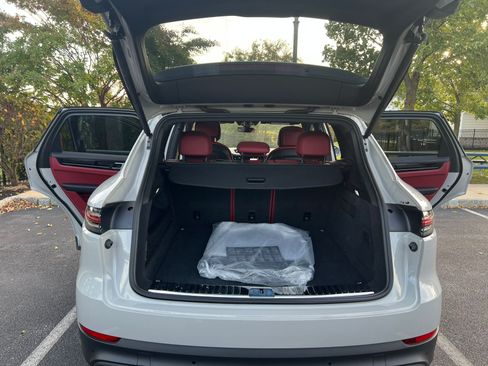 Used 2023 Porsche Cayenne Platinum Edition image 13