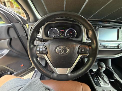 Used 2017 Toyota Highlander Limited Platinum AWD/4WD image 12
