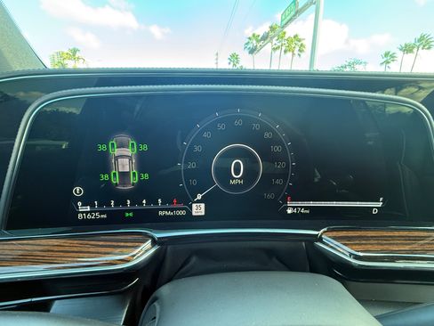 Used 2021 Cadillac Escalade ESV Premium Luxury image 5