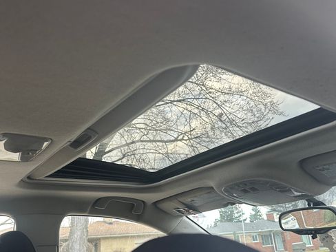 Used 2009 Pontiac Vibe w/ Sun And Sound Package image 5