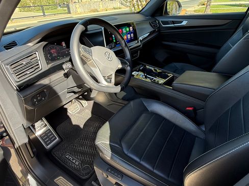 Used 2024 Volkswagen Atlas Cross Sport SEL R-Line image 9