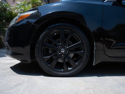 Used 2017 Nissan Altima 2.5 SR w/ Midnight Edition Package FWD image 11