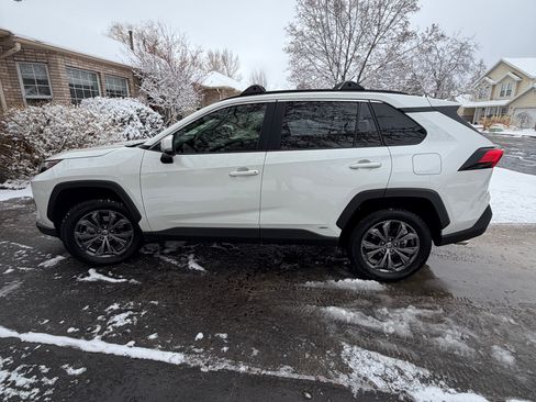 Used 2022 Toyota RAV4 XLE Premium image 2