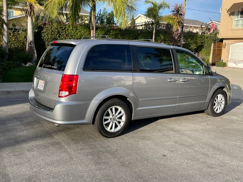 Used 2016 Dodge Grand Caravan SXT w/ UConnect Hands-Free Group image 2