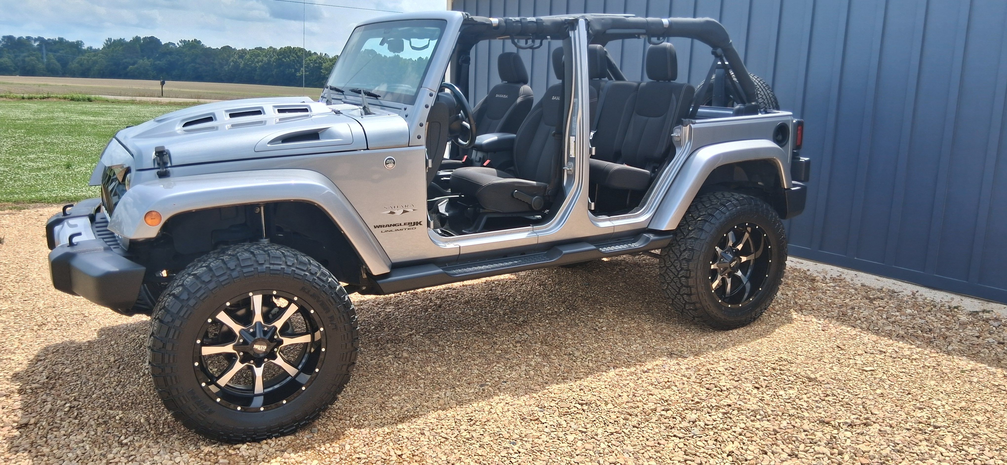 Used 2018 Jeep Wrangler Unlimited Sahara w/ Connectivity Group AWD/4WD image 20