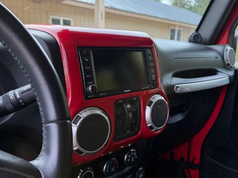 Used 2013 Jeep Wrangler Unlimited Sahara w/ Connectivity Group image 9